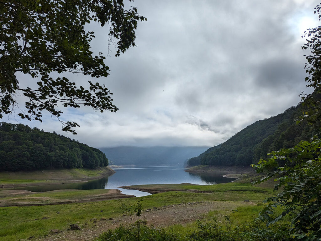 霧の糠平湖