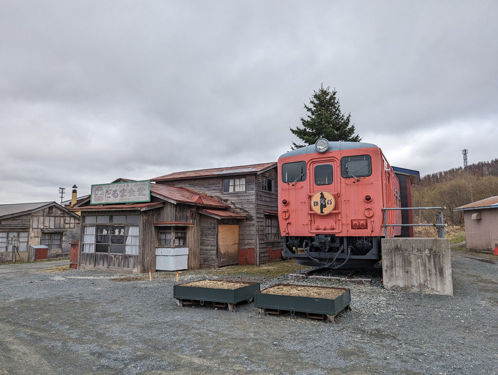 幾寅駅（札舞駅）ぽっぽやロケ地　駅前の風景　だるま食堂と赤い列車