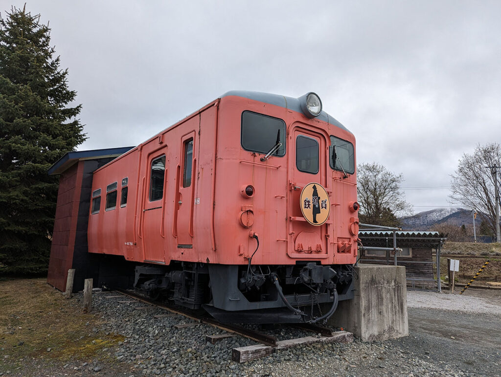 幾寅駅（札舞駅）ぽっぽやロケ地　赤い電車車両