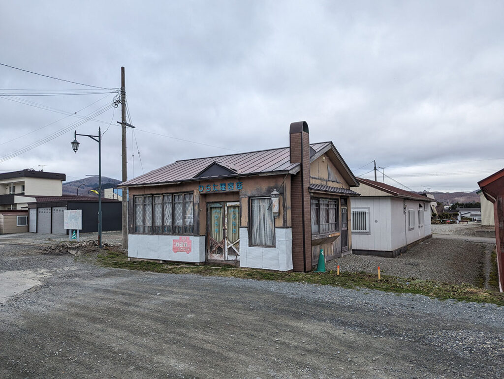 幾寅駅（札舞駅）ぽっぽやロケ地 ひらた理容店